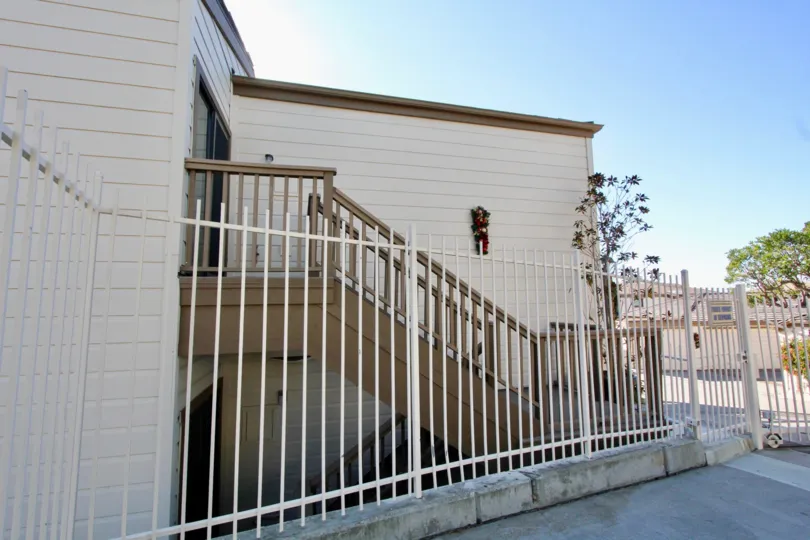 the driftwood bluffs is a wooden house of the san clemente city in california