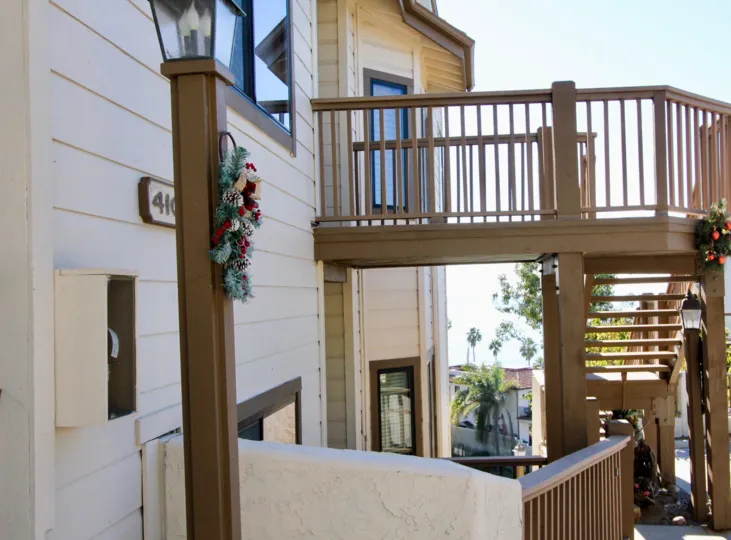 THE 410 HOUSE IN THE DRIFTWOOD BLUFFS WITH THE DECORATION FLOWER, UPSTAIRS, TREES