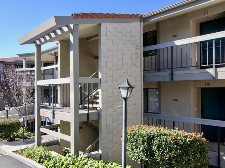 Easy access apartment in the Horizon Community in Sunny California