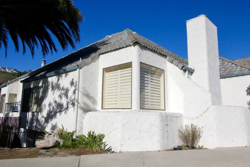Super elevation at the side view and slanting roof with wooden windows in Las Marias.