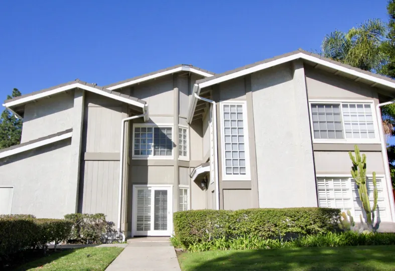 THE BUILDING IN THE MIRA COSTA VILLAS WITH THE PLANTS, GRASSLAND