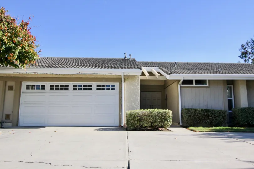 ira Costa Villas is widely known in San Clemente as one of the best places to find beach close town homes in San Clemente under the $500, 000 price range. The town homes are located in a quiet area with mature landscaping and large backyards. The town hom