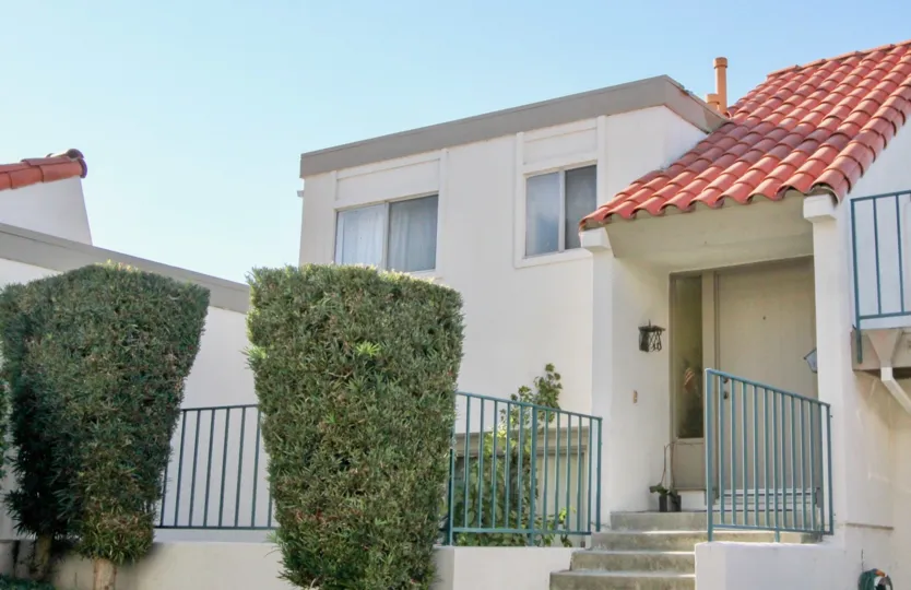 Ocean Hills condos are a great place to look when looking for ocean view condos in the $400, 000 range or less. The condos are actually town homes with two levels of living space; living, dining room and kitchen on the upper level and the bedrooms down be