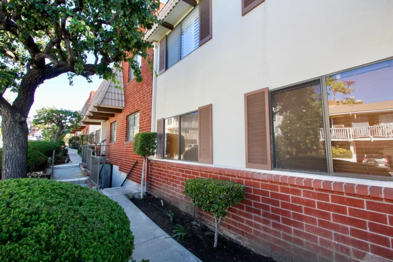 Excellent corridor with plants and trees of Parkview of Manor of San Clemente