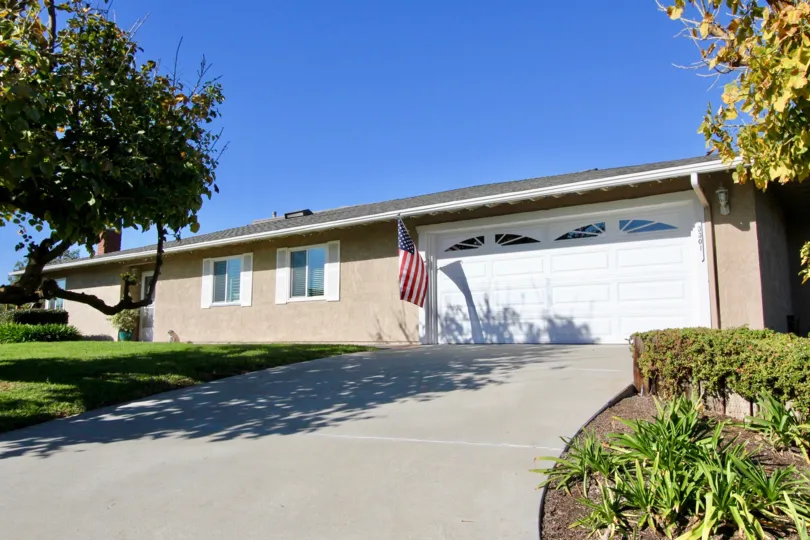 THE APARTMENT IN THE SEASCAPE VILLAGE WITH THE FLAG, TREES, LAWN