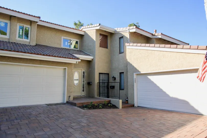 A sunny day in the cream coloured Seaview Townhomes in San Clemente at California