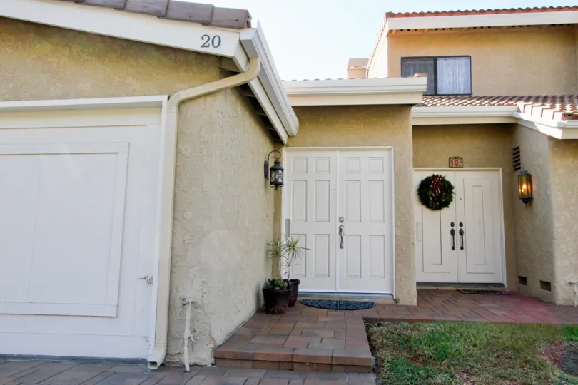 THE 20 APARTMENT IN THE SEAVIEW TOWNHOMES WITH THE GRASSLAND, LIGHT