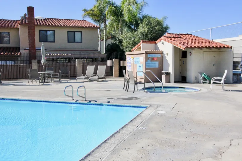 THE APARTMENT WITH THE SWIMMING POOL IN THE SUMMER PLACE WITH THE TREES, CHAIRS