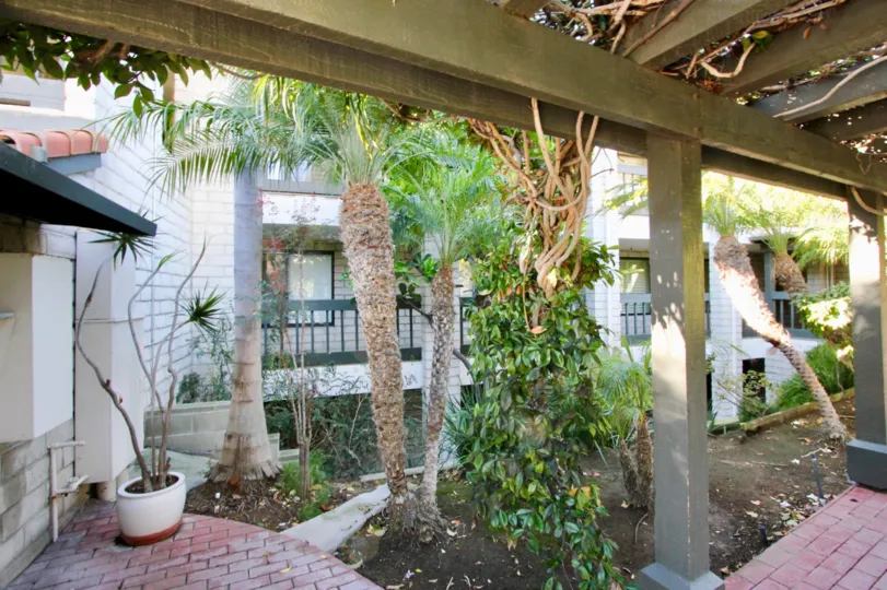 The complex at 410 Corto Lane, San Clemente sits on the bluff front with great ocean and Pier views.