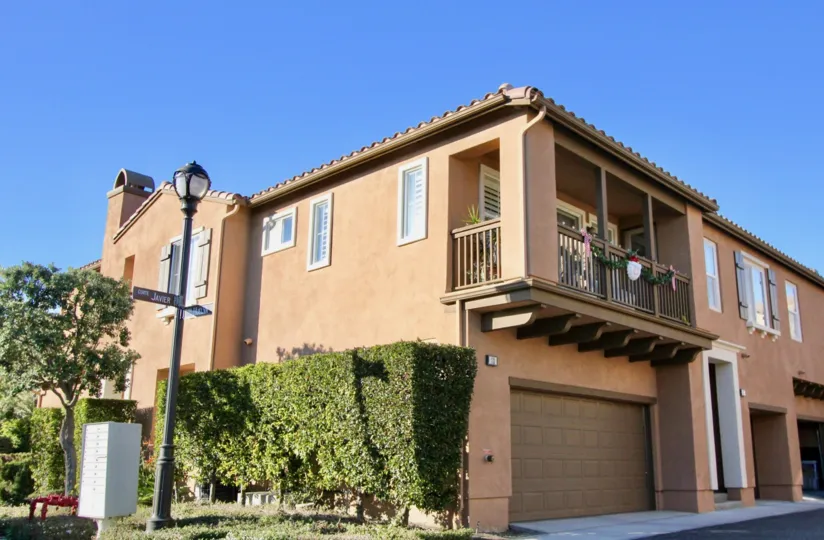 THE HOUSE IN THE VERANO WITH THE BALCONI, SHUTTER, PLANTS
