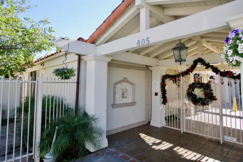 A big white color gate with nice decoration and wooden roof in Villa Grande.
