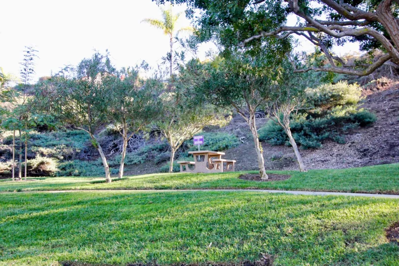 There are two chairs and a table in the Villamar garden.