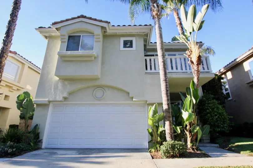 A palm tree is there in front of a house in the Villamar.