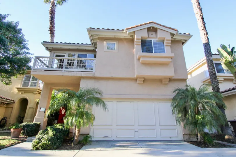 A cream coloured Villamar house with palm trees in San Clemente, California