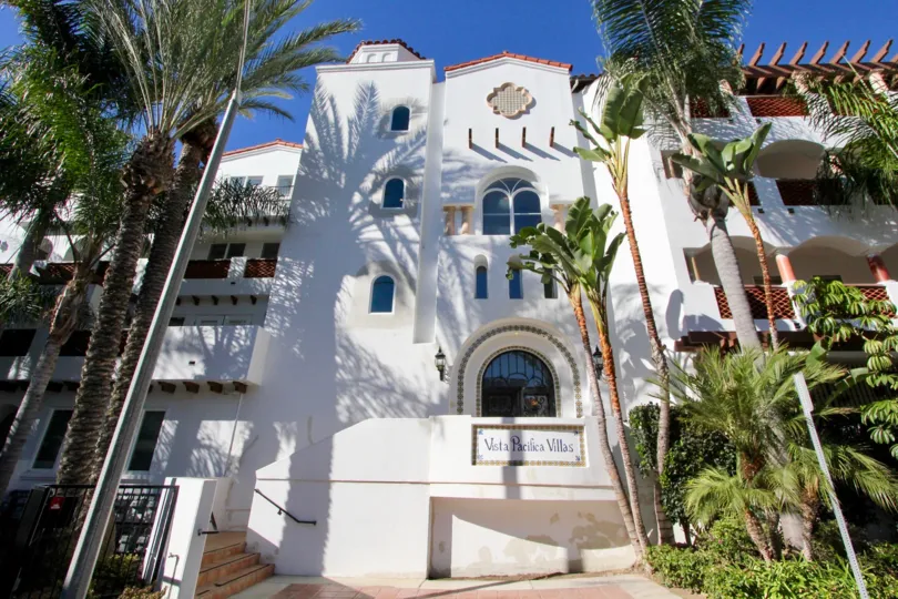 the vista pacifica villas is a white house of the san clemente city in ca