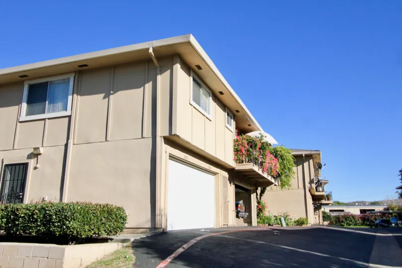 A residential complex in the Casa De Capistrano neighborhood, underneath a blue sky