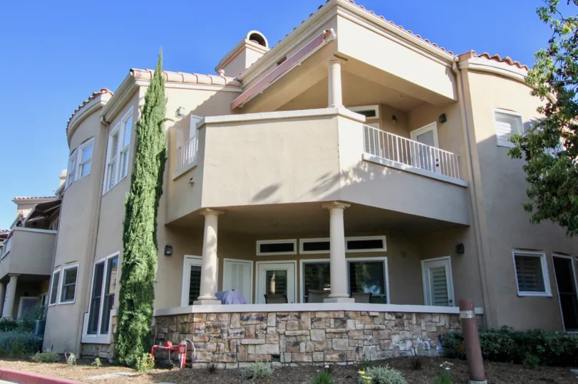 Backyard and large hedge in Marbella Golf Villas in San Juan Capistrano, CA
