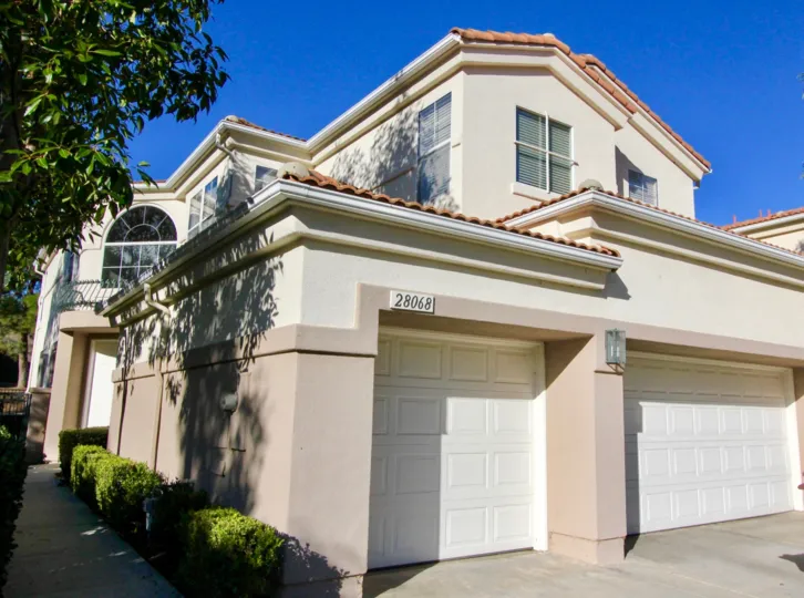 Excellent trees with parking and number boards of Masters in San Juan Capistrano