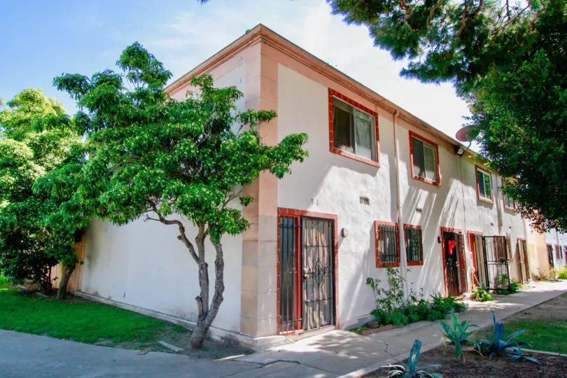 A corner white color ordinarily designed house with surrounding trees in the bishop manor community