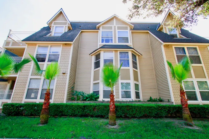 Before to the Villa in Chestnut Square has cutting bushes and lawn with tall trees