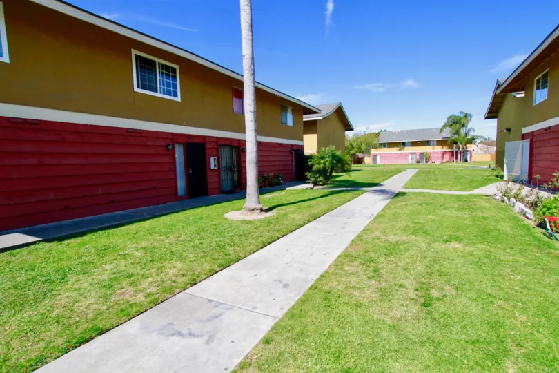Fairlane Gardens Building with Attractive Green Park in Side View at Santa Ana city in Califorina