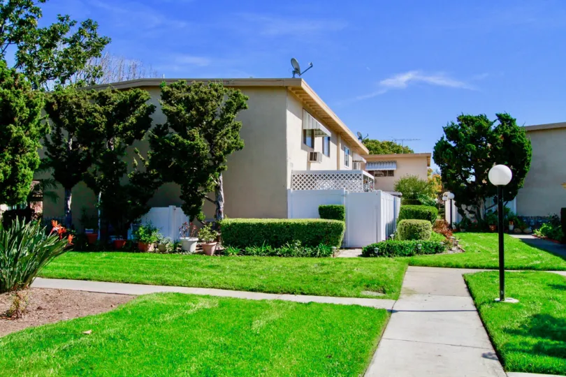 Hillview Regency Building House with Attractive Green Park Location at Santa Ana city in Califorina