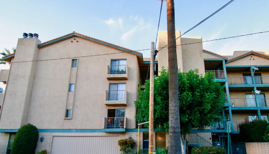 A nice day in the La Plaza Real with an apartment and post.