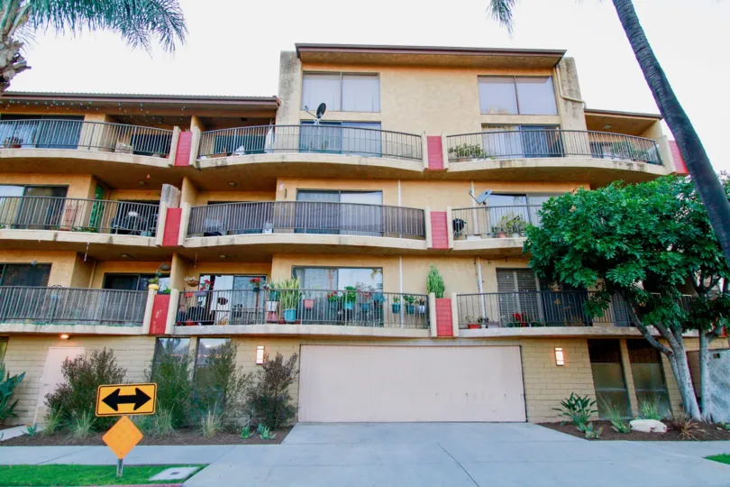 clean and clear the in front of the garage in La Plaza Real