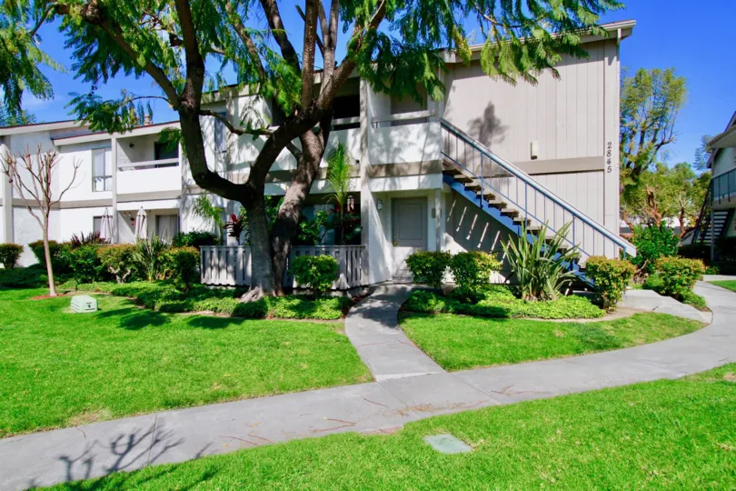 Lakeshore House have Attractive Beautiful Green Park at Santa Ana city in Califorina