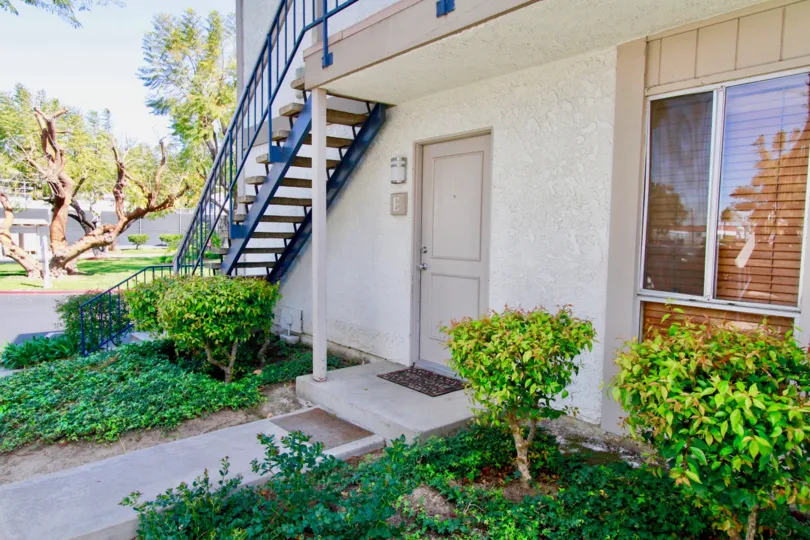 The houses in the lakeshore is like a oldage home with tree, plants and nature atmosphere.