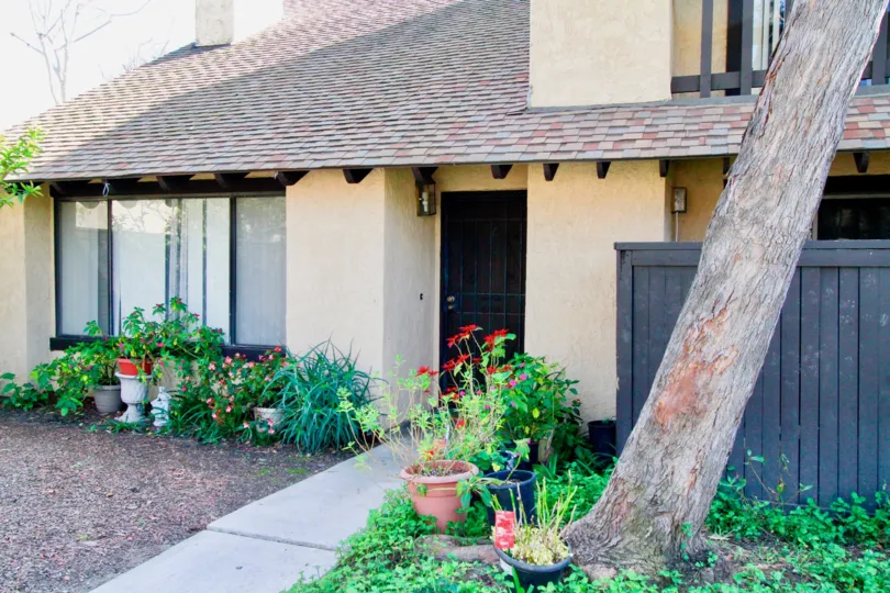 Park Glen House with Attractive Infrastructure at Santa Ana city in Califorina