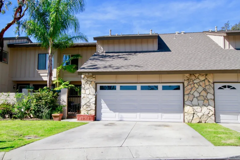Shady Hollow Building House have Attractive Side View Location at Santa Ana city in Califorina