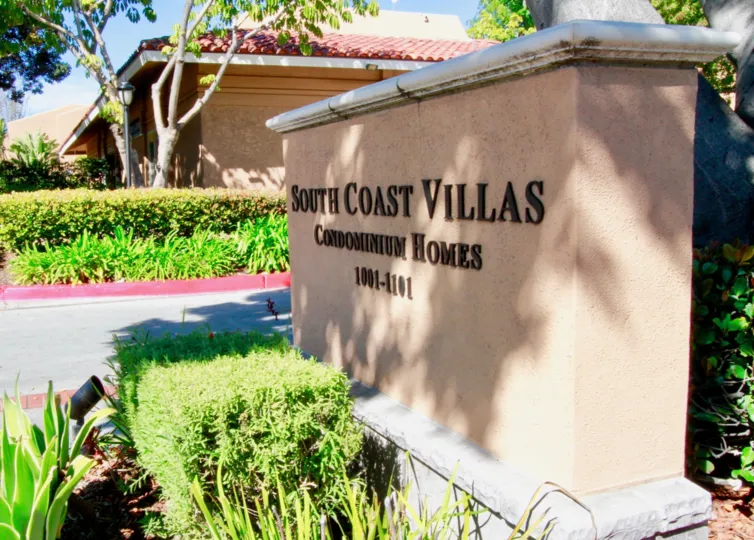 A large wall inscribed with the name of south coast villas community