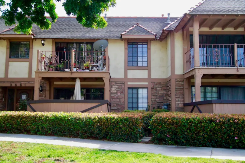 St Albans House Building have Beautiful Location at Santa Ana city in Califorina
