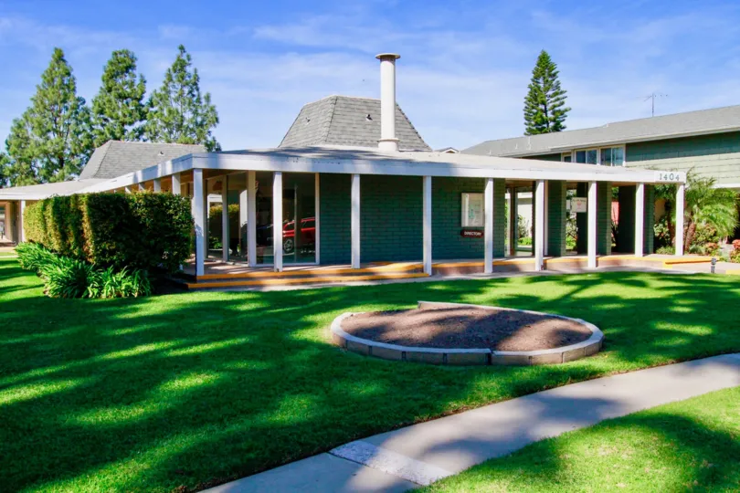 Back to the villa in Tennessean has tall trees than the villa with lawn field before to it