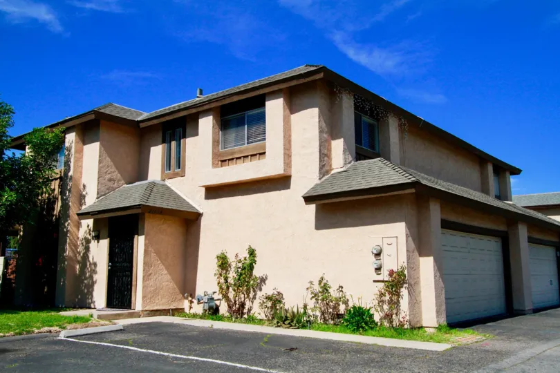 Westvale Townhomes Building House have Beautiful Attractive Location at Santa Ana city in Califorina