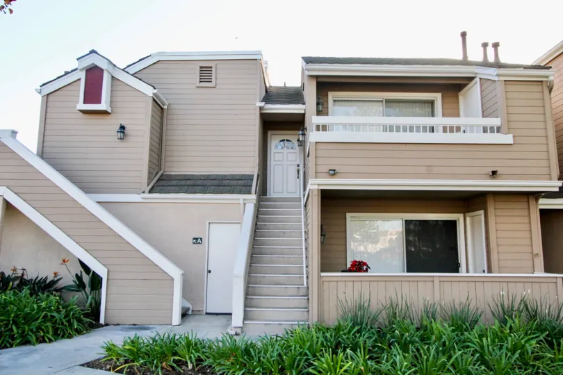 THE VILLAS IN THE BRIAR OAKS WITH THE UPSTAIRS, BALCONI, GRASSES, PLANTS