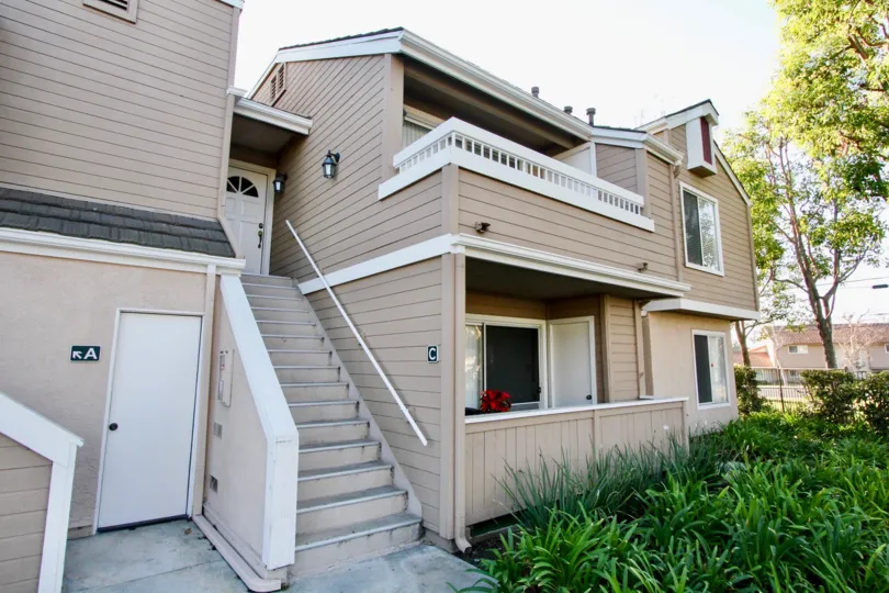 THE HOUSE IN THE BRIAR OAKS WITH THE UPSTAIRS, TREES, BALCONIS, PLANTS