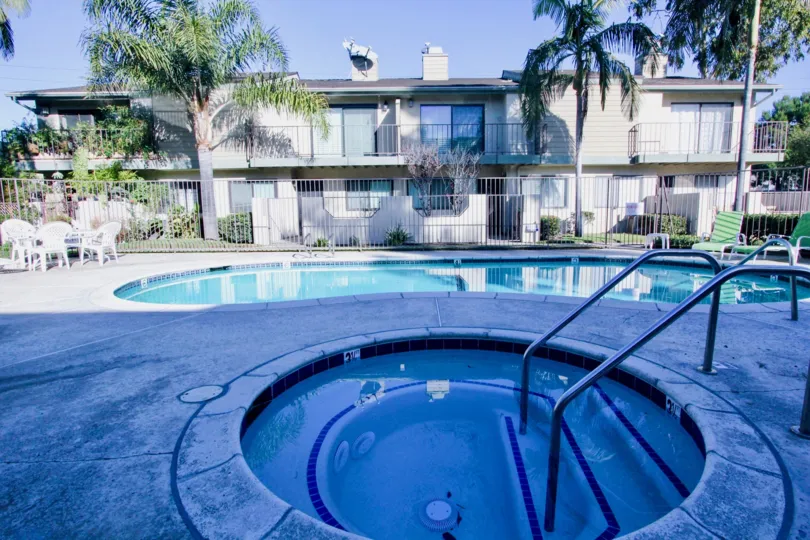 THE APARTMENT IN THE CERRITOS GARDENS WITH THE SWIMMING POOL, TABLES, BALCONIS