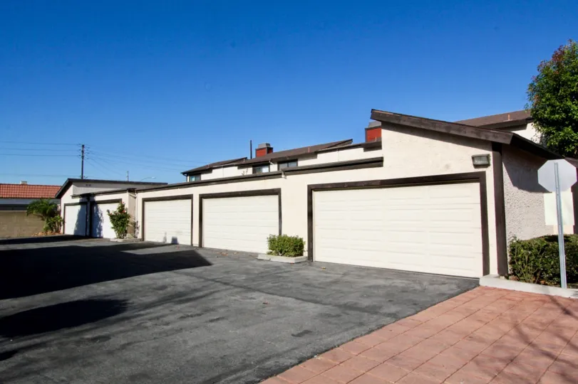 3 BEDROOMS /2. 5 BATHS, nice size PATIO, 2 STORY TOWNHOME! This home has a very OPEN LIVINGROOM for entertaining, SPACIOUS KITCHEN WITH UPGRADED GRANITE COUNTER TOPS, flowing into a nice DINING AREA. SECOND LEVEL UPSTAIRS features 3 spacious cozy bedrooms
