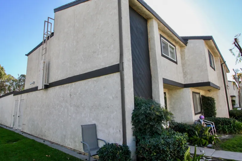 Huge beige townhbomes in the community of garden lanes with private entrace in Stanton California