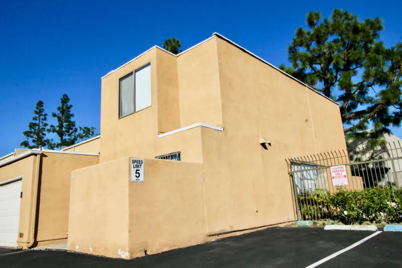A house with garage and an indication specified that the speed limit is 5kmph and there is a good fencing