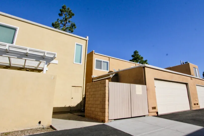 THE 6 APARTMENT IN THE PINE CREEK WITH THE SHUTTER, TREES