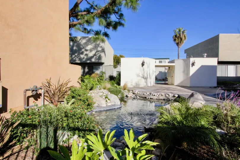 THE HOUSE IN THE PINE CREEK WITH THE MOTOR, WATER, PLANTS, TREES