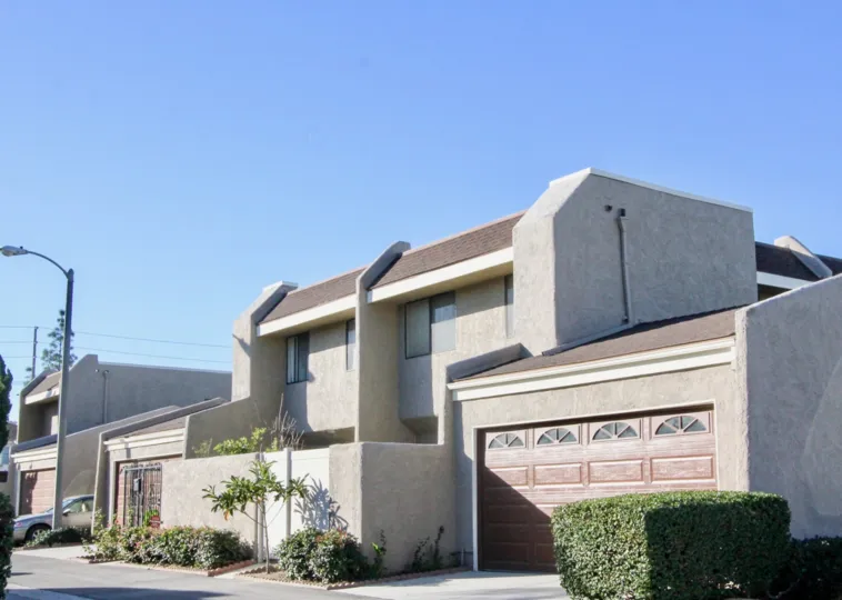 the stanton park townhomes is a blue sky house of the stanton city in california
