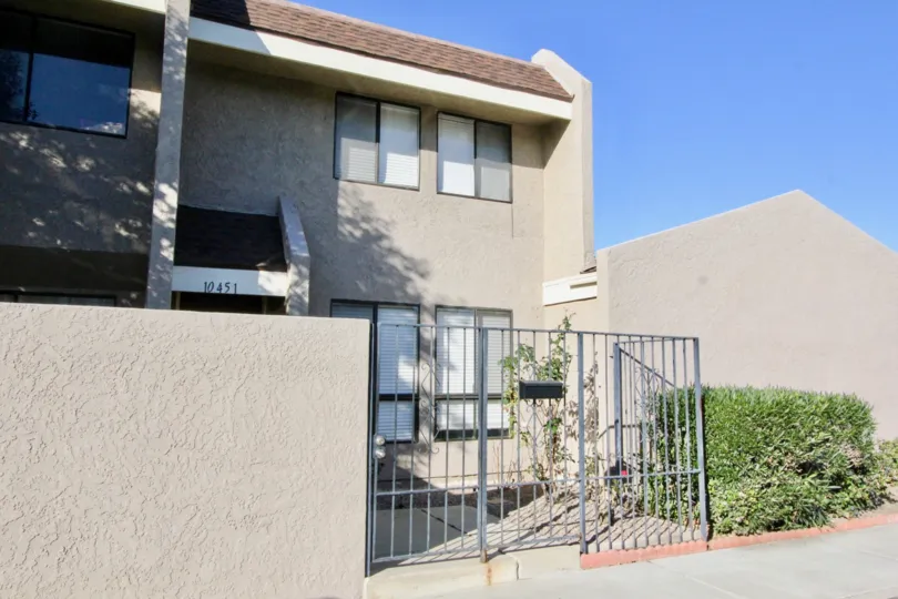 THE 10451 APARTMENT IN THE STANTON PARK TOWNHOMES WITH THE PLANTS
