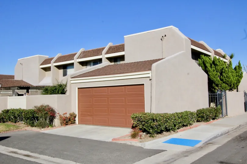 A sunny day in Stanton Park Townhomes at Stanton, California