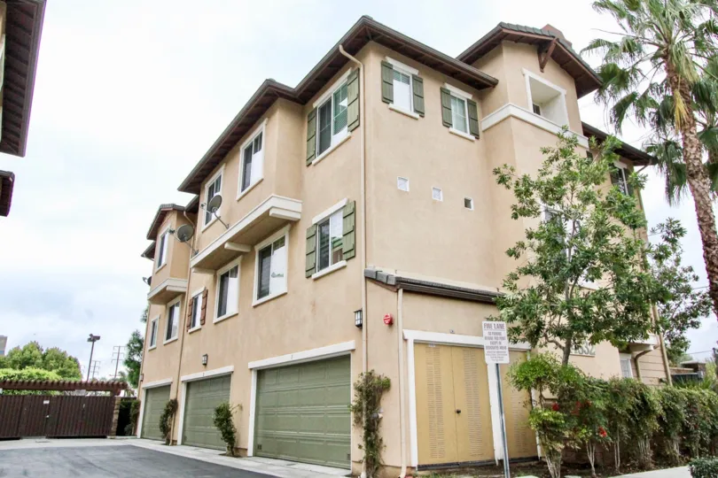 the arbor walk is a tallest house of the tustin city in california