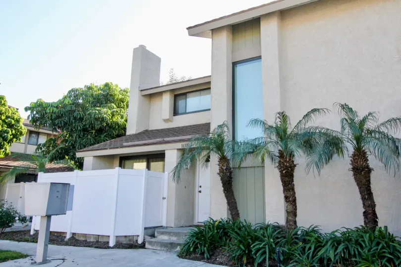the briarcliff village is a honey house of the tustin city in california