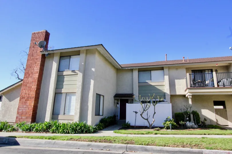 THE HOUSE IN THE BRIARCLIFF VILLAGE WITH THE BALCONI, TABLES, DISH ANTENNA, TREES, PLANTS